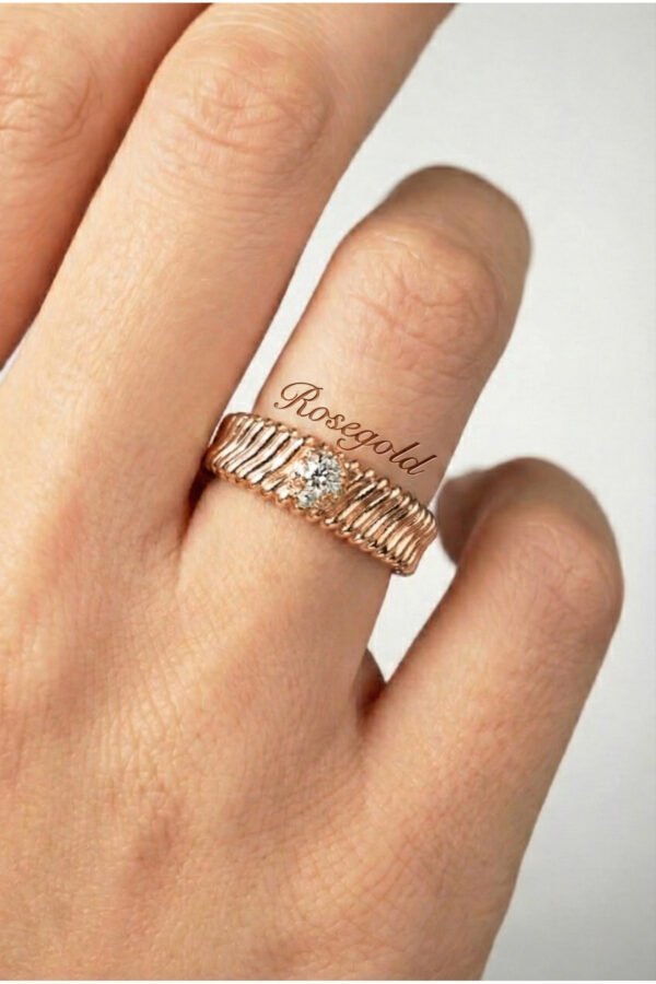 Xuping 18K Tek Taşlı Çarprazlı Kadın Yüzük – Kararmaz Altın Renk Takı | Xuping Yüzük