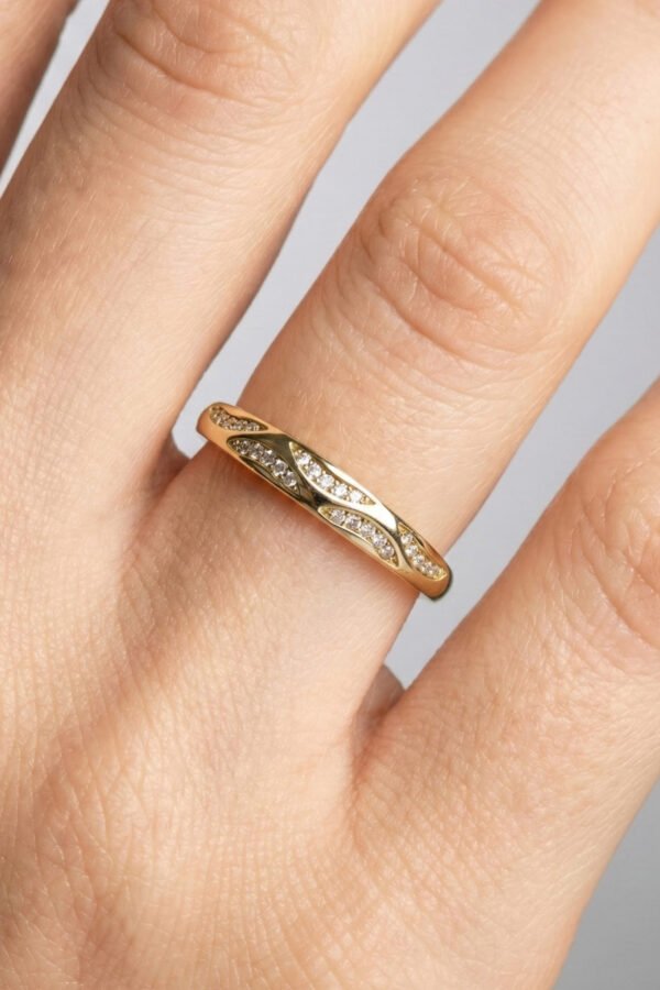 Xuping 14K İnce Taşlı Kadın Yüzük – Kararmaz Altın Renk Takı | Xuping Yüzük