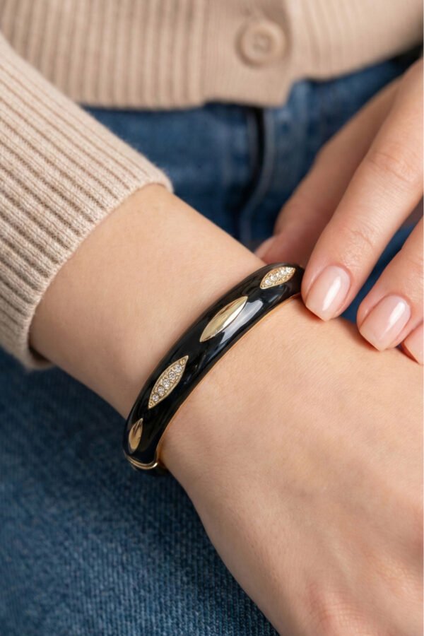 Alternative view of Pirinç Siyah İnce Baklava Mineli Çiçekli Kadın Bileklik I 18 cm Altın Renkli Kadın Takı Bileklik