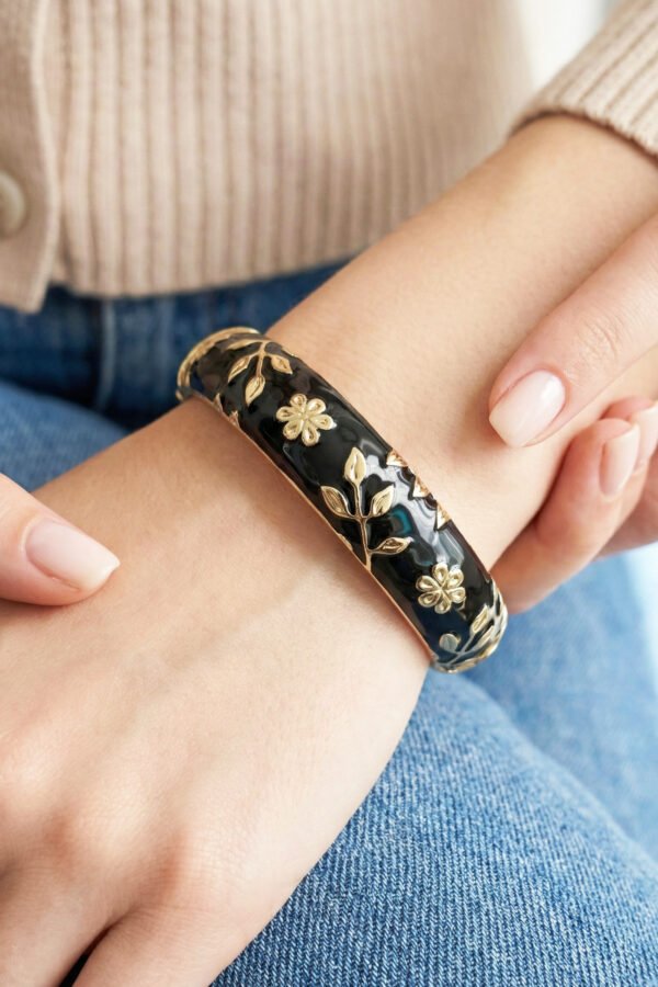 Pirinç Siyah Mineli Çiçekli Kadın Bileklik I 18 cm Altın Renkli Kadın Takı Bileklik