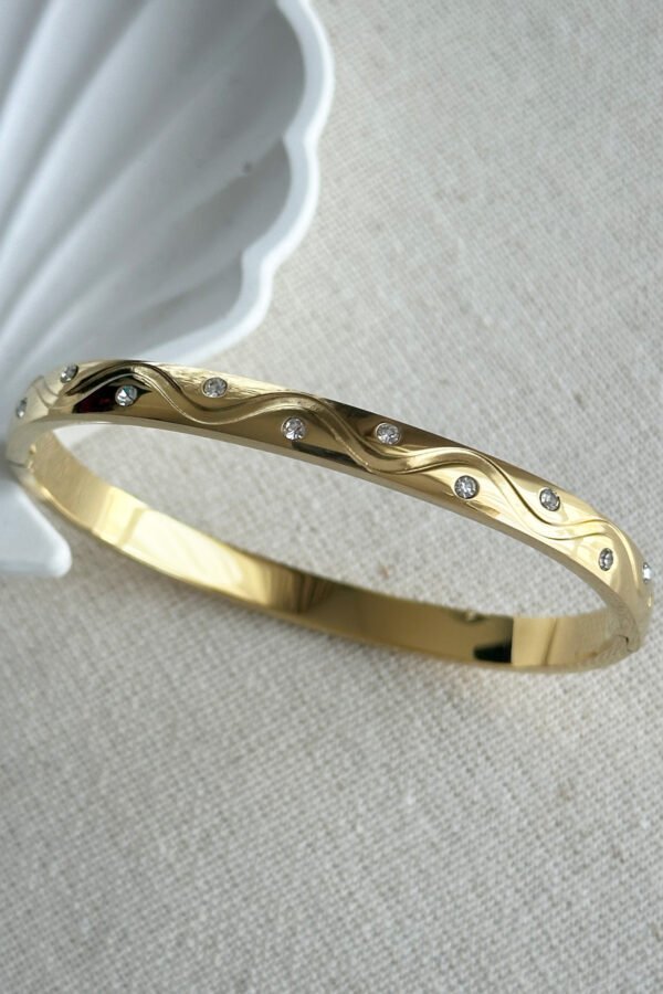 Alternative view of Çelik 14K Asimetrik Bombeli 18 cm Kadın Kelepçe Altın Renkli Kadın Çelik Bileklik